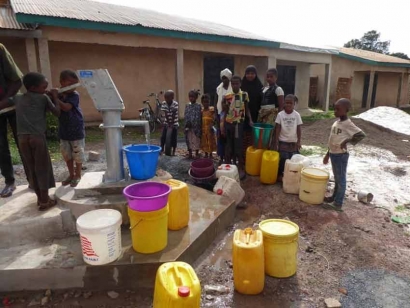 The photo was taken on October 10, 2020 at the well in Labé dedicated to Mamadou Barry. It is a typical family coming to get their provisions from the well.