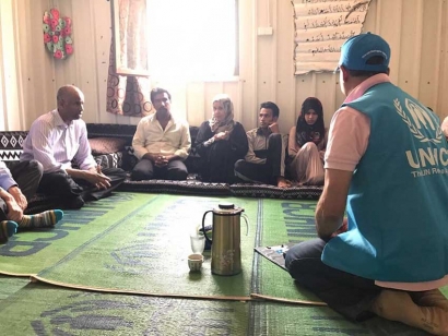 Minister Ahmed Hussen with refugees at a UNHCR camp.