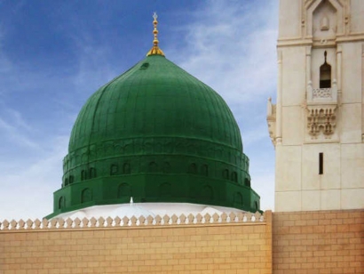 The green dome above the resting place of Prophet Muhammad, may peace and blessings be upon him, in Madina.