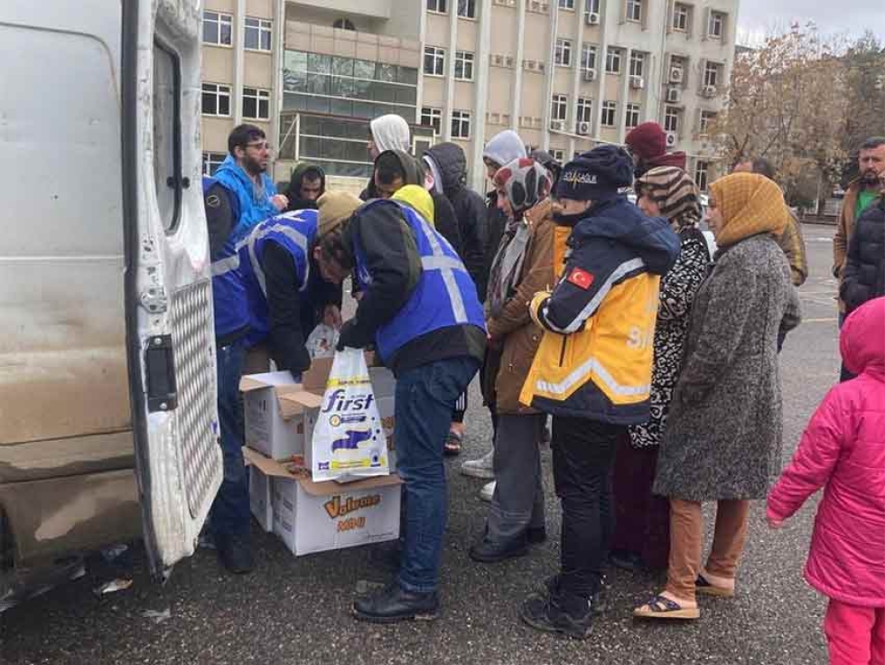 24 hours after the devastating earthquake that hit Turkiye and Northern Syria, our teams are still on the ground providing emergency aid. Pictured above are our teams in Turkiye with the remnants of a primary school, shelters provided in Syria, and emergency food and aid being provided to those most in need. 