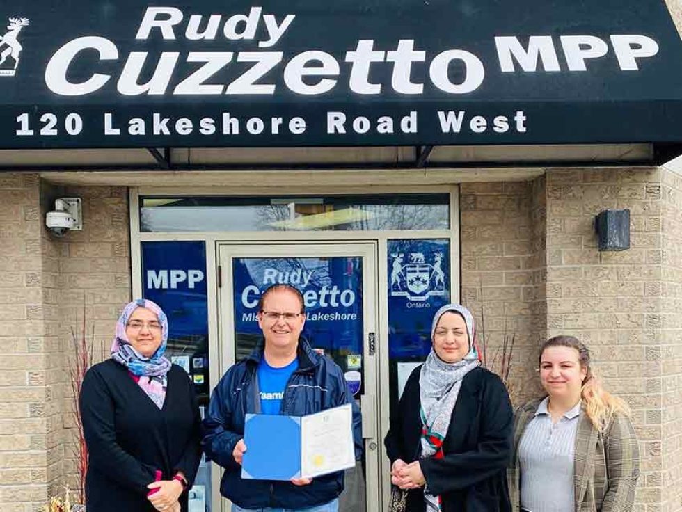 Rudy Cuzzetto, MPP for Mississauga-Lakeshore presents grant to members of DEEN Support Services