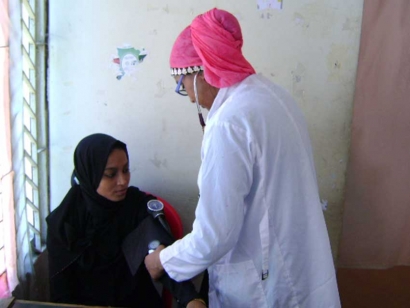 Dr. Nabiha Islam (in the pink hijab) treating a Bangladeshi woman at Hope Hospital in 2014.