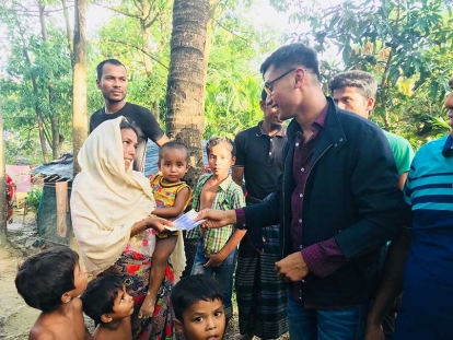 Ahmed Ullah distributing funds to Rohingya refugees who are living outside of the refugee camps on rented land in Bangladesh.