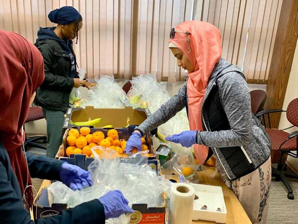 Youth volunteering with MAC Give Foodshare