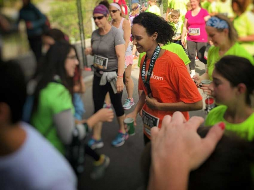 Raysso Aden receiving her medal at the 2015 Ottawa Race Weekend.