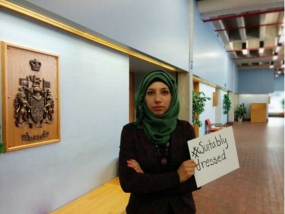 Amna Qureshi posted this photo on Twitter in protest of Montrealer Rania El-Alloul being told by Judge Eliana Marengo that she had to remove her hijab in order to be “suitably dressed” in a “secular” Canadian courtroom.