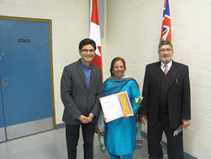 From right to left: MCC-NCR President Mohammed Zakaria Khan, award recipient Sarwat Humayun and Ottawa-Center MPP Yasir Naqvi.